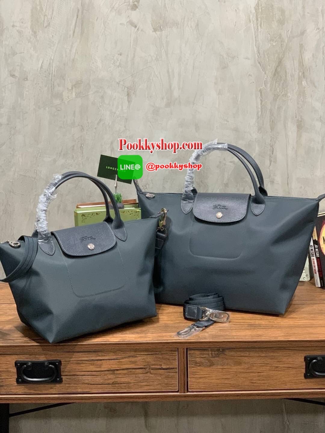 Longchamp Le Pliage Neo Size M มาพบกับกระเป๋ารุ่นยอดนิยม ที่สาวๆ ต้องมีไว้เก็บไว้สักใบ กระเป๋าโท้ทใบนี้ มาพร้อมกับสีที่มีสไตล์เรียบง่าย มีสายสะพายยาวช่วยให้คุณสามารถสะพายไหล่ได้อย่างสบาย ในขณะที่ที่ปิดแบบซิปช่วยให้คุณมั่นใจได้ว่าของด้านในมีความปลอดภัย Le