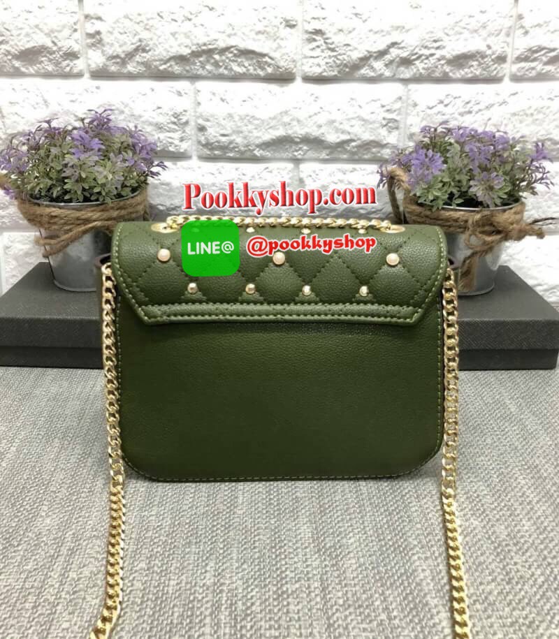 New arrival. CHARLES & KEITH STUD DETAIL QUILTED CROSSBODY BAG 2018 พร้อมส่ง รุ่นใหม่ล่าสุด ฮิตมากๆค่ะ !!! กระเป๋าสะพายข้างหรือครอสบอดี้ได้ วัสดุหนังสวย หนังนิ่ม น้ำหนักเบาค่ะ ลายตาราง ด้านหน้าประดับมุขพร้อมติดหมุดมาให้ ทั้งสวย ทั้งหรู มากๆค่ะ!!! อะไหล่แบ