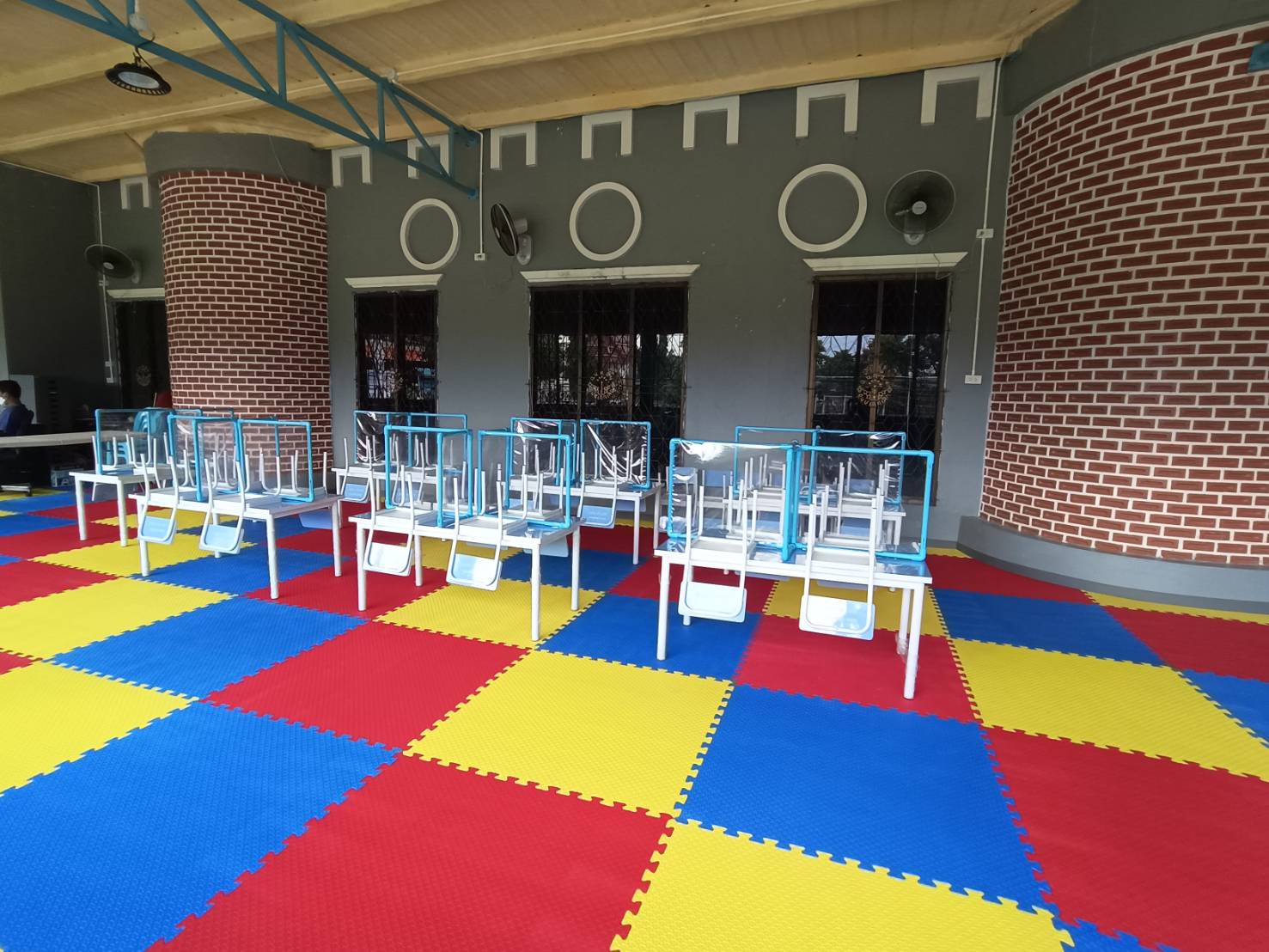 แผ่นยางปูพื้นกันกระแทก แบบจิ๊กซอ 1 X 1 เมตร หนา 10 มม.