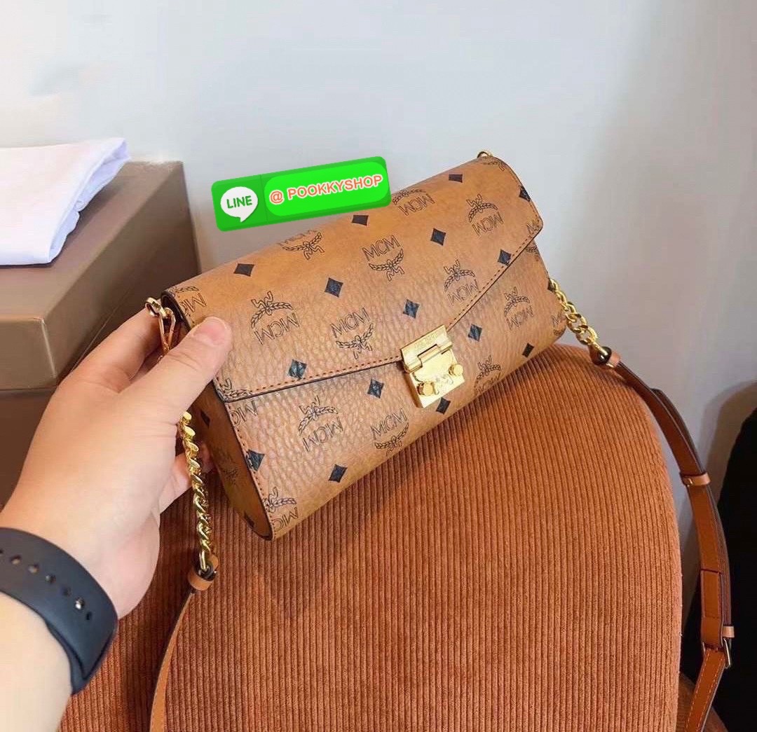 MCM Classic Style Large Chain Bag • กระเป๋าสะพายรุ่น Classic Chain Bag สไตล์หรูเหนือกาลเวลา • วัสดุ Visetos Coated Canvas ลายโมโนแกรมเอกลักษณ์ของ MCM • ฝาปิด Flap Closure พร้อมตัวล็อกโลหะสีทองประทับโลโก้ MCM สวยหรู