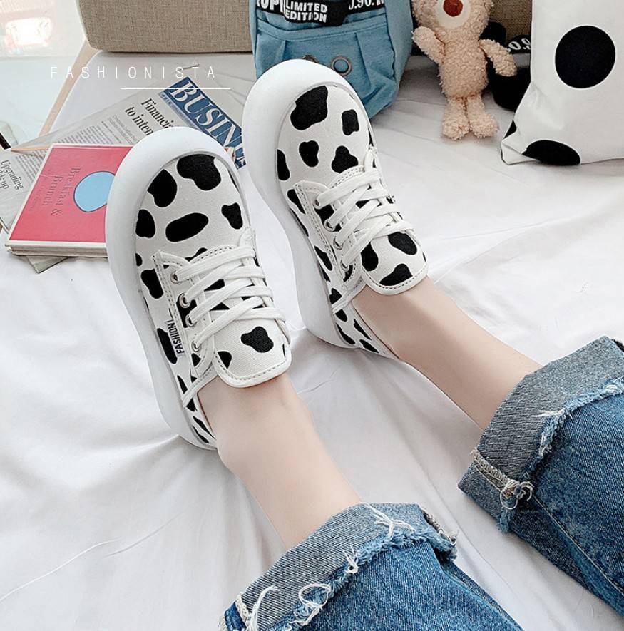 🐄🐮 💕ITEM SO CUTE💕 🐮🐄 สินค้ามาใหม่ พร้อมส่งค่ะ รองเท้าผ้าใบผูกเชือกสไตล์ญี่ปุ่น วัสดุผ้าแคนวาสเนื้อหนานุ่มลายวัวน้อยน่ารัก ดีไซน์เก๋ทรงพับส้นได้ พื้นขนมปังหนา 3.5 c.m. ใส่สบายไม่บีบหน้าเท้า งานตอกตาไก่แน่น ใช