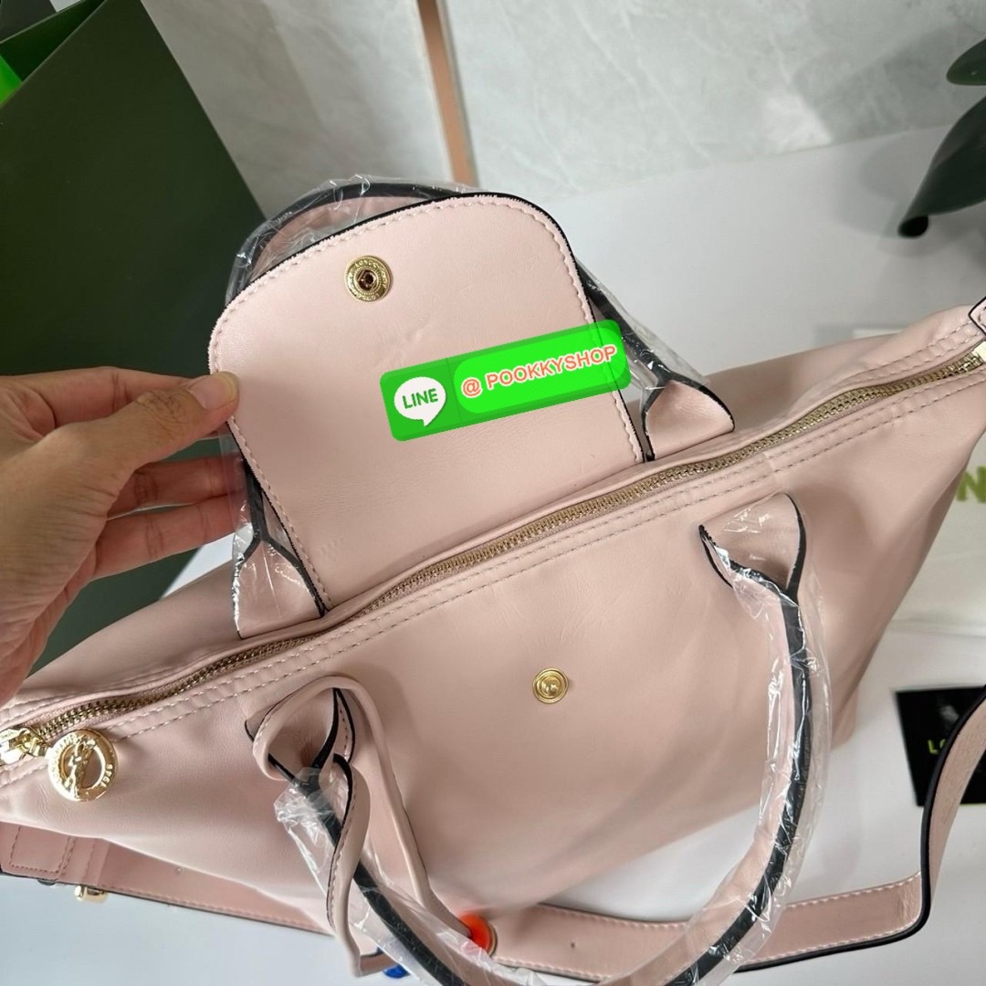 LONGCHAMP Le Pliage Xtra L Leather Handbag 🔖กระเป๋าสะพายคอสบอดี้ รุ่นใหม่โด่ดเด่นลูกเล่นของลูกปัดห้อยสีสันสดใส ทำให้กระเป๋าดูมีลูกเล่นมากขึ้น 🔖วัสดุ : หนังวัวทั้งใบนิ่มน่าสัมผัส 🔖เปิด-ปิดแบบกระดุมแป็ก มีซิปปิดปากกระเป๋าอีกชั้น ป้อง