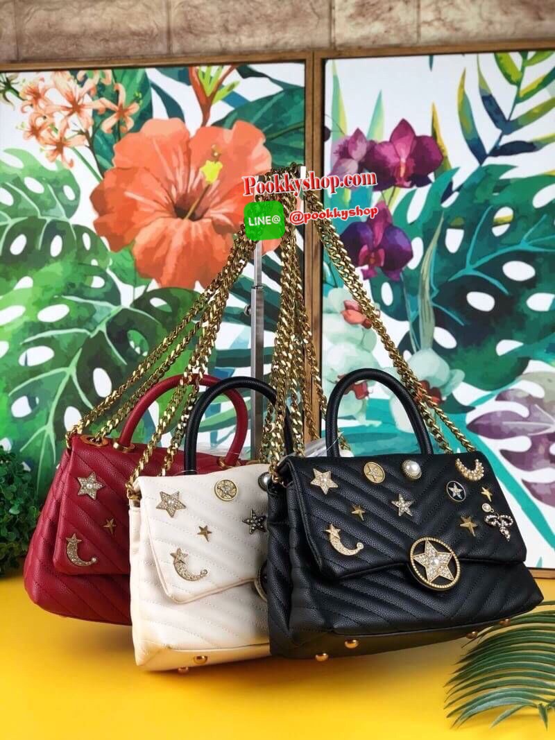 LYN ABSOLUTE DREAM กระเป๋าถือ/สะพายสายโซ่สีคลาสสิค วางอยู่ทรง มีหมุดรองฐาน 4 มุม ตัวกระเป๋าเดินด้ายลายเชฟรอนพร้อมประดับลายน่ารัก เปิดปิดด้วยกระดุมแม่เหล็ก ด้านในแบ่งเป็น 2 ช่องใหญ่ จุของพอสมควรค่ะ ใส่ iPhone plus/กระเป๋าเงินใบกลางได้เหลือๆ เลยค่ะ สายสะพาย