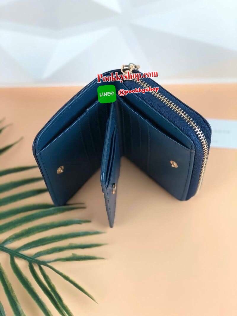 CHARLES & KEITH COMPACT WALLET กระเป๋าเงินใบสั้นฟังกชันครบ!! ด้านหน้ามีโลโก้แบรนด์ มีช่องซิปใส่เหรียญ เปิดปิดแบบกระดุม ด้านในมีช่องใส่การ์ด 16 ช่อง มีช่องใส่ธนบัตรตามยาว ไม่ต้องพับแบงค์ค่า คุ้มมากๆเลยใบนี้ ใช้กับกระเป๋าใบมินิได้สบายเลยจ้า คอนเฟิร์มὄ