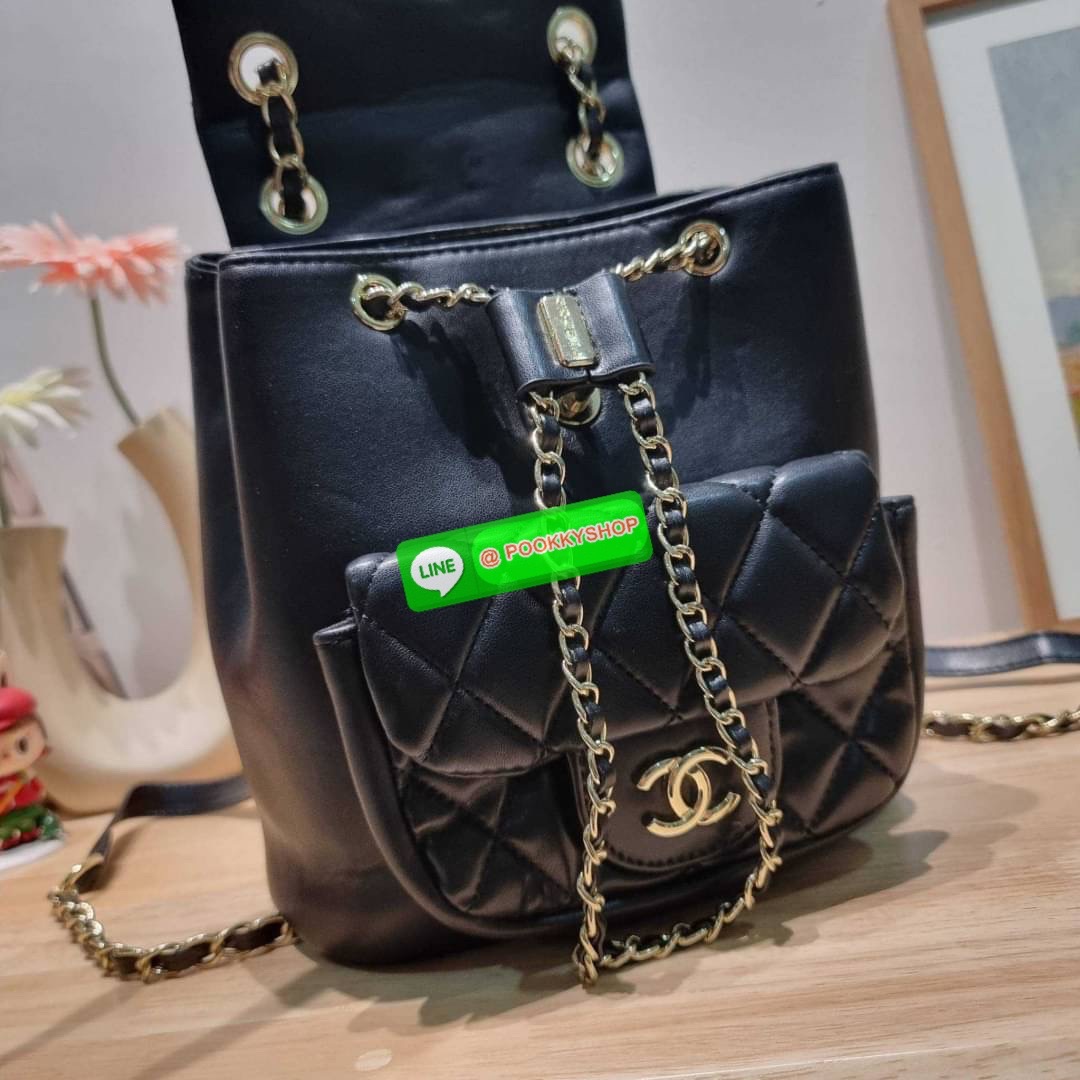 Hot item! Chanel duma backpack กระเป๋าเป้ ไซส์น่ารัก ไอเท็มยอดฮิตจากเคาน์เตอร์ dutyfree รูปทรงทันสมัย วัสดุหนังแกะสัมผัสนิ่ม ดีเทลความสวยมากมาย ทั้งสายรูดเก็บปาดกระเป๋า หรือจะช่องเปิดด้านหน้า ก็ดูหรูไปหมด ภายในโล่งกว้าง ใส่ของสำคัญได้ครบ สายสะพายปรับได้ตา