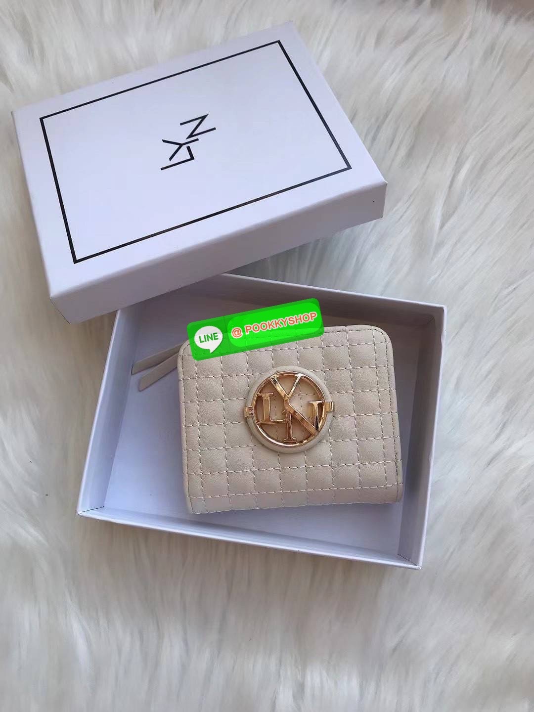 Lyn Decade Wallet กระเป๋าเงินใบสั้น รุ่นนี้สวยน่ารักมากๆ จับถนัดมือ มีฟังก์ชันให้ใช้ครบจบในใบเดียว! วัสดุหนังนุ่มมือ เดินด้ายทั้งใบเพิ่มดีเทล มีโลโก้สวยเด่นที่ด้านหน้า เปิดปิดแบบกระดุมแม่เหล็ก มีช่องใส่ธนบัตรได้ตามยาว ใส่แบงค์ไม่ต้องพับค่า ช่องการ์ด และมี