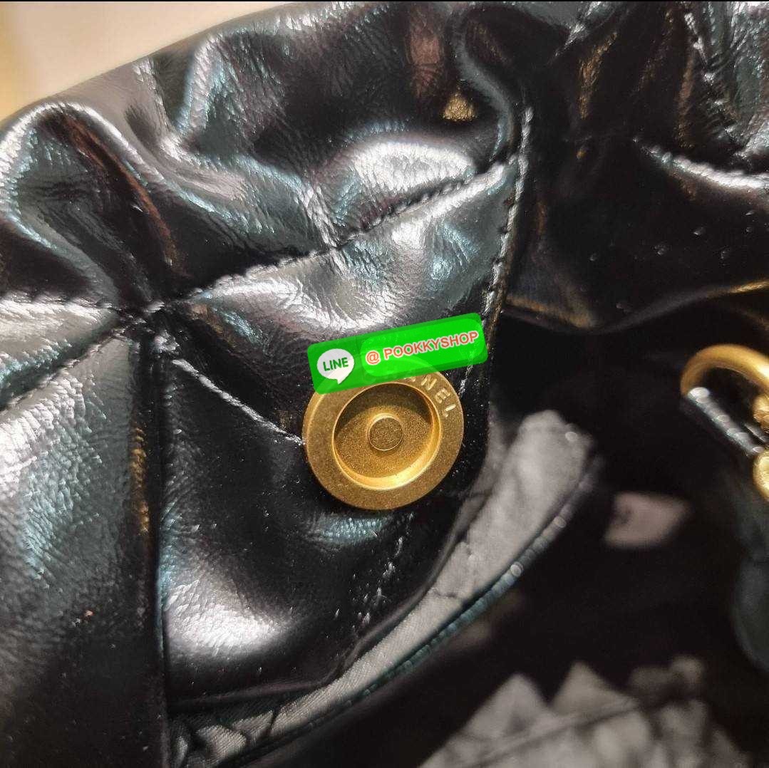 Chanel 22 mini bag 🔆 Details เกินต้านที่สุดกับไอเท็มนี้ ที่สาวๆหรือใครๆก็ต้องมีแล้ว!! มาในไซส์มินิ น่ารักจริงจัง!! แค่เห็นก็หลงรัก กับกระเป๋าสะพาย ดีไซน์เรียบแต่มีความหรูแอบซ่อนอยู่ ด้วยความโดดเด่นจากสายสะพายโซ่สีทอง และเหรียญโลโก้ เพิ่มความแพงไปอ