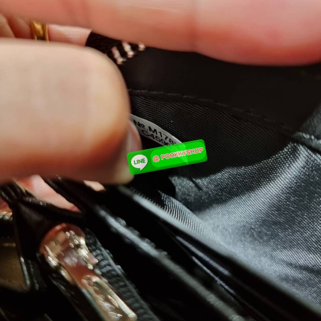 COACH C4596 COACH x PEANUT ACCORDION ZIP WALLET IN SIGNATURE CANVAS WITH SNOOPY PRINT คอลเลคชั่นใหม่ล่าสุด 2IN1 ไปอีก กระเป๋าสตางค์กึ่งคล้องมือ ลายสนูปพี น่ารักน่าใช้ สีคลาสสิค ใช้ได้ตลอดกาลไม่มีตกเทรนด์ วัสดุหนังแคนวาสเคลือบลาย มาพร้อมสายคล้องมือ ถอดออกไ