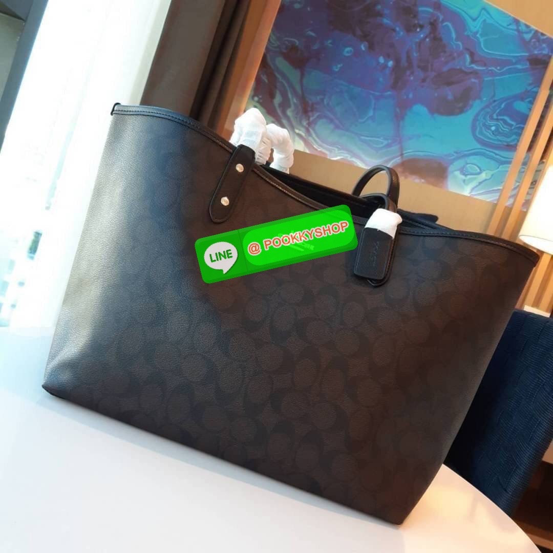 COACH F36658 REVERSIBLE CITY TOTE IN SIGNATURE CANVAS WITH POUCH Best seller!! ขายดีที่สุด!! กระเป๋าทรงโท้ท กลับด้านใช้ได้ 2IN1 สองโทนสีที่ลงตัว เปลี่ยนลุคใช้ได้ไม่ซ้ำ วัสดุหนังแคนวาสเคลือบลาย มาพร้อมกระเป๋าคล้องใบเล็ก คุ้มค่าที่สุด จุของได้ไม่ต้องยั้ง ใบ