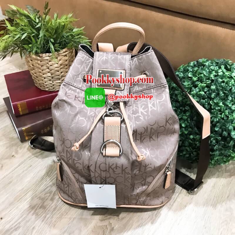 พร้อมส่ง NEW! CALVIN KLEIN JEANS BACKPACK BAG กระเป๋าสะพายรุ่นใหม่ล่าสุดจาก Calvin Klein Jeans วัสดุ Canvas + Polyester 100% คุณภาพดีเนื้อหนาพิมพ์ลายCk รอบใบ เปิดปิดด้วยฝาปิดประดับโลโก้อะไหล่เงิน ด้านข้างมีช่องซิป ภายในมีโลโก้ ช่องซิป ช่องมือถือ ใส่ ipad