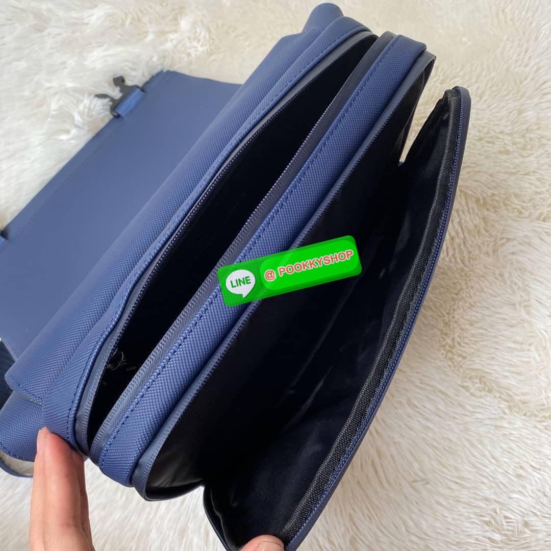 Small Pouch วัสดุ PVC คุณภาพดีตามแบบฉบับแบรนด์ น้ำหนักเบา กันน้ำ ด้านหน้ามีโลโก้เหล็ก ฝาเปิดปิดด้วยคลิปล๊อค 2 ด้าน ช่องหลัก ด้านในมีช่องซิปพร้อมหัวซิปแบรนด์ ใส่กระเป๋าสตางค์ใบยาว ipad มือถือ ของจุกจิกได้เยอะ ด้านหน้ามีช่องใส่ของ 1 ช่องปิดด้วยซิป พร้อมสายส