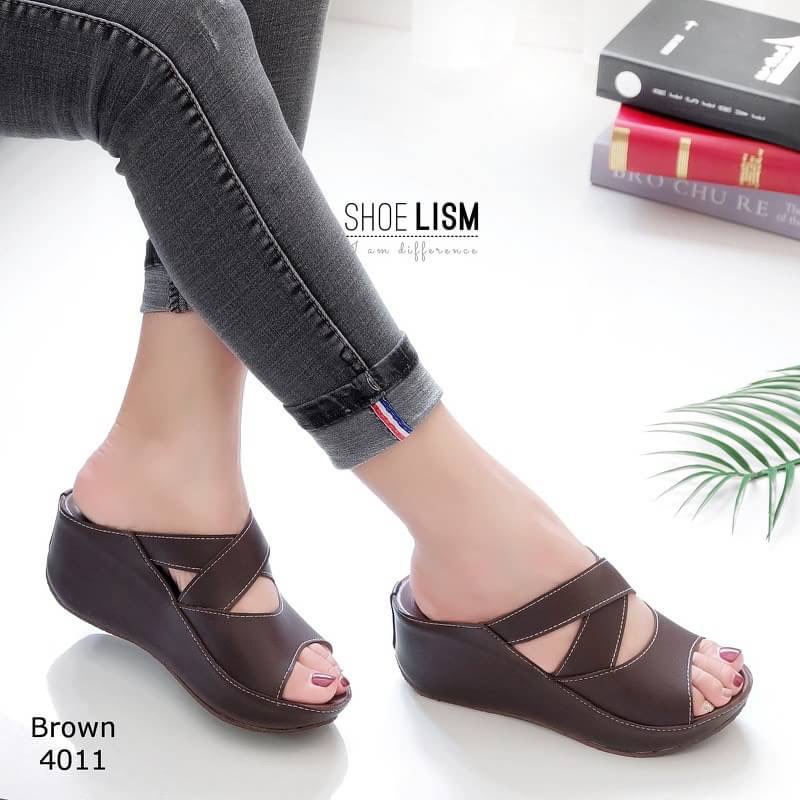 มาใหม่พร้อมส่งคร้า! รหัส 4011 รองเท้าส้นเตารีด ใส่ชิวๆรับลมร้อน พื้นนิ่มใส่สบาย หนังpu รับสรีระของรูปเท้า ใส่ลำลองได้ทุกโอกาส สาวๆหารองเท้าคู่ใจต้องคู่นี้เลยจ้า!!