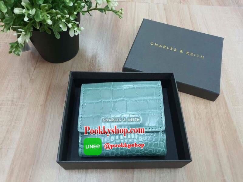 charleskeith Croc effect short wallet กระเป๋าสตางค์ใบสั้นมาด้วยลายหนังจรเข้ ด้านหน้าติดชื่อแบรนด์ รุ่นนี้เป็นแบบ 3 พับ ด้านหลังเป็นช่องใส่เหรียญ สวยสมคำร่ำลือมากๆ เลยจ้า มาครบ 5 สี จัดไปอย่างด่วนเลยจ้า