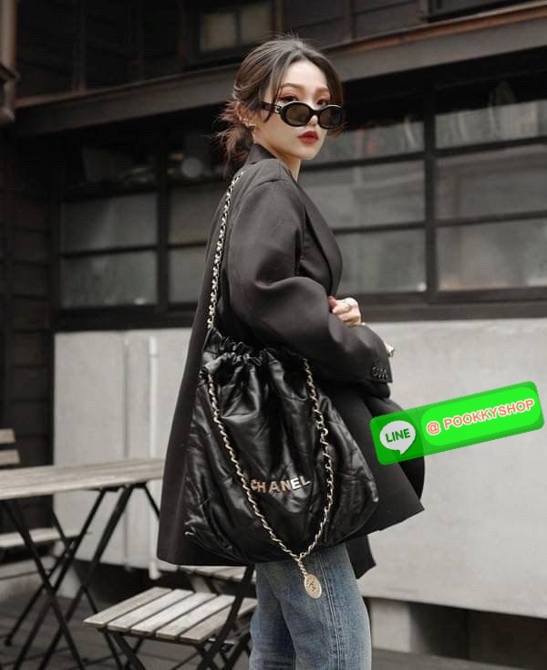 เกินต้านที่สุดกับไอเท็มนี้ Chanel 22 ที่สาวๆหรือใครๆก็ต้องมีแล้ว!! แค่เห็นก็หลงรัก กระเป๋าทรงสวย ดีเทลเรียบแต่มีความหรูแอบซ่อนอยู่ ด้วยดีไซน์สายสะพายโซ่สีทอง และโลโก้อันโดดเด่น วัสดุหนังแกะ สัมผัสดีงามน่าหลงใหลมาก ใช้ได้ง่ายๆไปเลยทุกโอกาส ใช้งานได้สะดวก ม