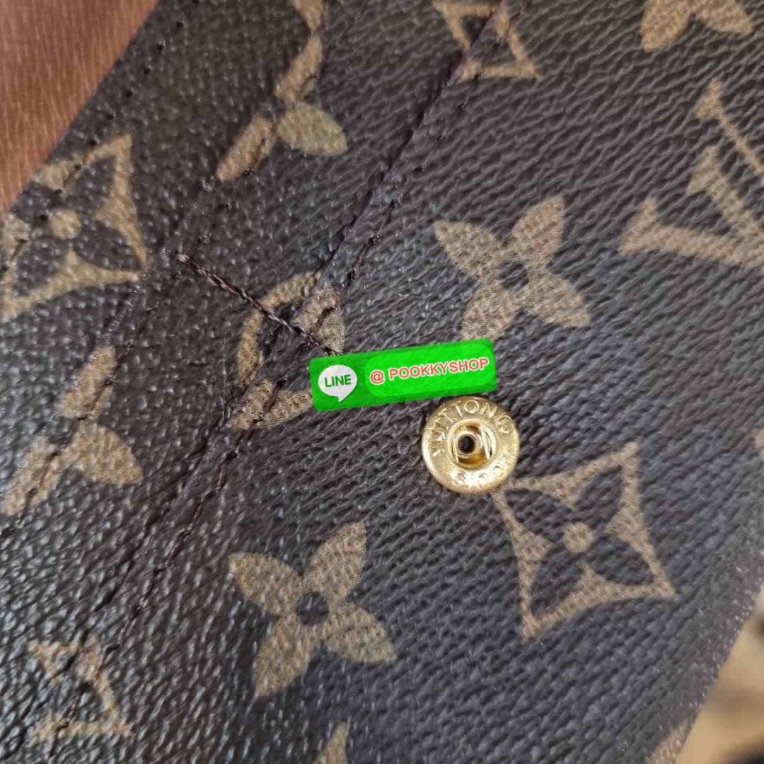 Hot item!! LV long flap wallet with gwp กระเป๋าสตางค์พรีเมี่ยมกิ๊ฟ เป็นไอเท็มสุดฮิต แบบฝาพับ ใช้งานสะดวกขึ้นกว่าเดิม รุ่น unisex ที่จะหนุ่มๆสาวๆ ก็ใช้ได้หมด!! ใบยาวขนาดกำลังเหมาะมือ ถือแล้วขับผิวทุกสี วัสดุหนังแคนวาส ทนทาน เปิด-ปิดด้วยกระดุม ภายในมีช่องใส