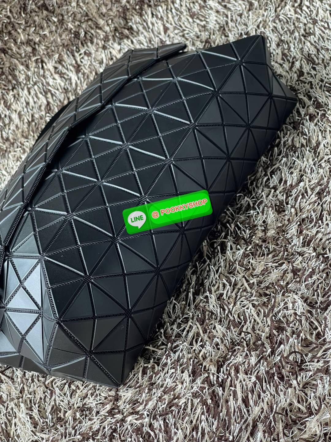 💕Baobao Issey Miyake Prism Sac ชาวมินิมอลทั้งชายและหญิงต้องถูกใจรุ่นนี้ เพราะ Prism Sac เป็นกระเป๋าแบบ unisex ที่มาพร้อมกับความเรียบง่ายของวัสดุเนื้อแมตต์ แต่ให้ลุคสไตล์เท่แบบคูลๆ โดดเด่นด้วยดีไซน์ที่ออกแบบมาให้ใช้งานที่ง่าย ตอบโจทย์ทุกสถานการณ์ฝา