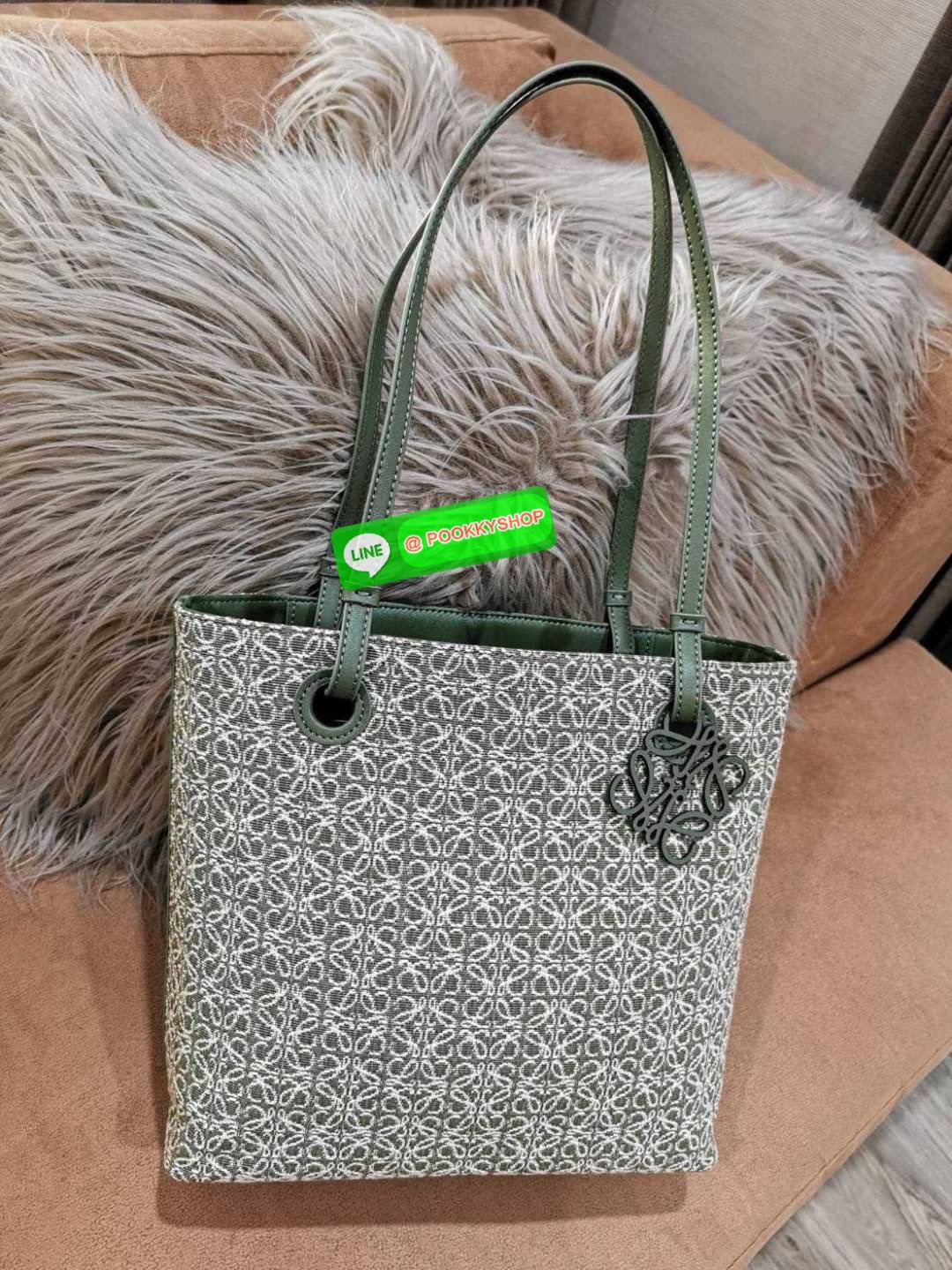 ✴️NEW ARRIVAL!✴️LOEWE ANAGRAM TOTE BAG VIP GIFT WITH PURCHASE GWP พรีเมี่ยมกิ๊ฟ Limited จาก LOEWE PERFUME DUTYFREE ไอเท็มใหม่! ดีไซน์สวยคงเอกลักษณ์ด้วยวัสดุ Anagram Canvas Jacquard Fabric ผสมผสานหนังแท้ Calfskin ลงตัวสุดคลาสสิค ขนาดกำลังดี น