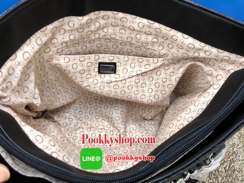 New Rare item !!! GUESS LOS ANGELES TOTE BAG พร้อมส่ง สินค้าหายากค่ะ !!! กระเป๋าถือทรง Tote วัสดุหนังนิ่มมือมากค่ะ ตัวกระเป๋าพิมพ์ลาย signature brand ทั้งใบ เพิ่มความหรูด้วยอะไหล่โซ่มาให้ที่ด้านหน้า ปากกระเป๋ากว้าง ภายในกระเป๋าแบ่ง3ช่องใหญ่ แต่ละช่องกว้าง