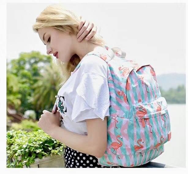 กระเป๋าเป้ ฟามิงโก้ วัสดุตัวกระเป๋าทำจากผ้ากันน้ำลายฟามิงโก้ อะหลั่ยสีทอง ด้านหน้ามีกระเป๋าซิป ตัวจริงน่ารักมากๆ สายกระเป๋าเป็นผ้าไนล่อนอย่างหนา ปรับระดับได้