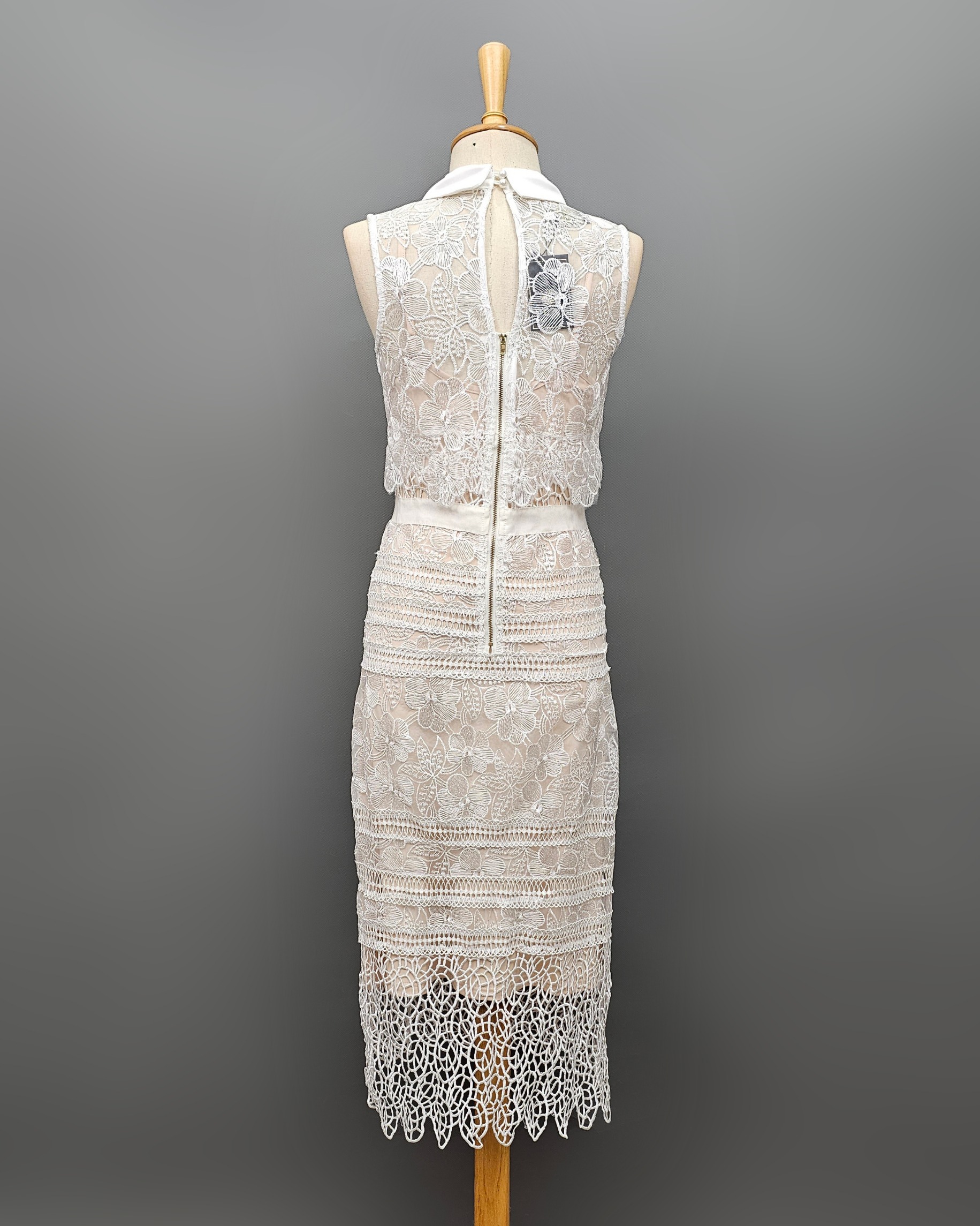 เดรสเสื้อแขนกุดแต่งคอปก กระโปรงทรงสอบ ทำจากผ้าลูกไม้โครเชต์