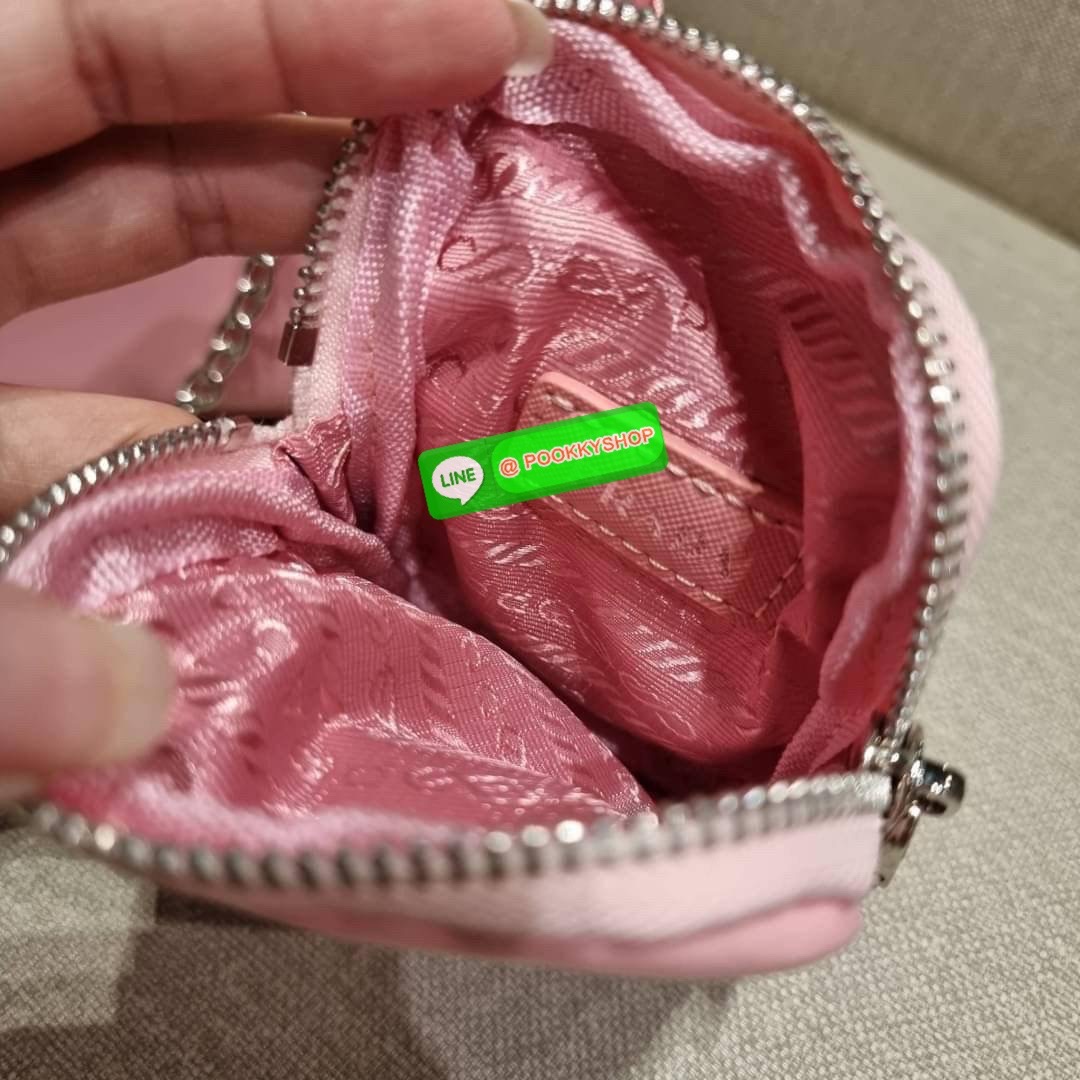 PRADA RE-EDITION 2005 RE-NYLON SHOULDER BAG ไอเท็มสุดปัง ที่ฮิตตลอดกาลไม่ว่าจะปีไหนๆ จัดให้ครบทั้งสีขายดีและสีใหม่ล่าสุด ที่สายคุณหนูห้ามพลาด!! กับกระเป๋าสะพายทรงคลาสสิค เหมาะเป็น everyday bag มากๆ วัสดุผ้าไนล่อนคุณภาพ พร้อมใบลูก ไว้ใส่เหรียญ ใส่กุญแจได้ส