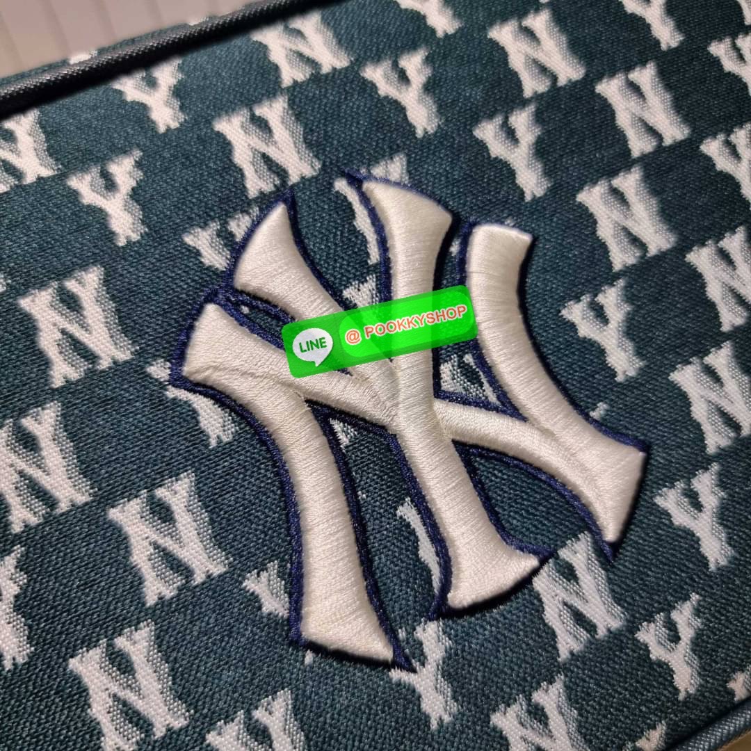 MLB JACQUARD MONOGRAM CROSSBODY BAG ฉุดไม่อยู่ ดาเมจแรงมาก!! กับกระเป๋าครอสบอดี้ ที่สายเกาต้องมี!! ดีไซน์ลวดลายโมโนแกรมเอกลักษณ์ ลงบนผ้า jacquard ได้อย่างลงตัวและสวยงาม เปิด-ปิดด้วยซิป ภายในโล่งกว้าง จุของสบายๆ มาพร้อมใบลูก และสายสะพายข้าง ให้ความคล่องตัว