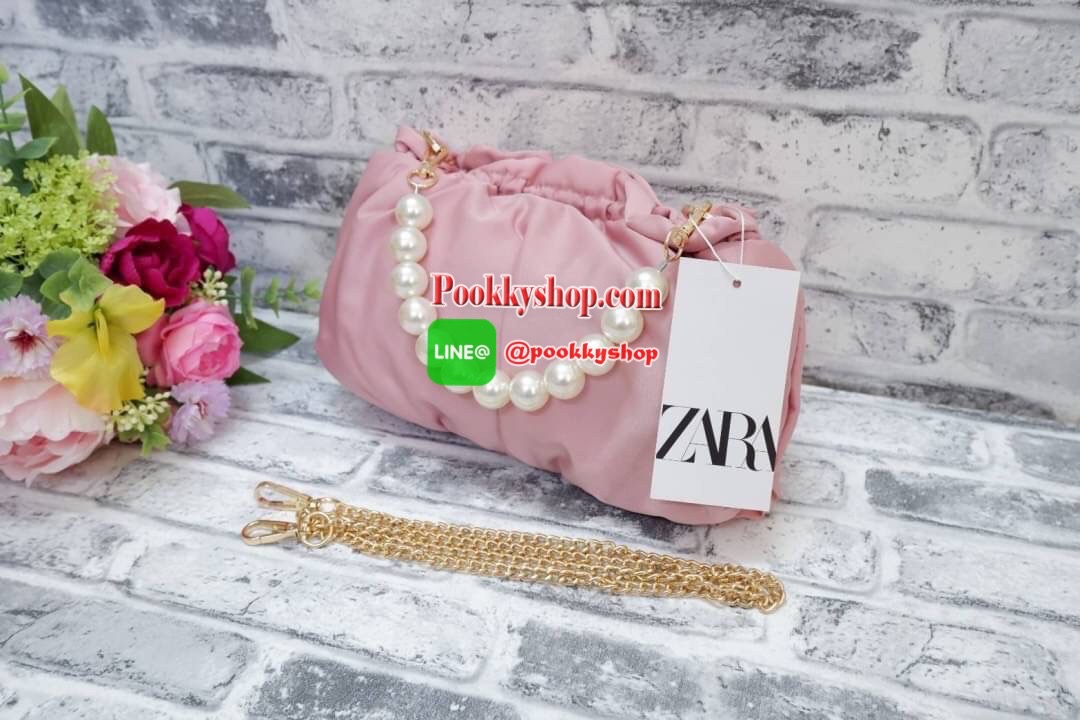 ZARA กระเป๋าหิ้วสะพายข้าง รุ่นนี้ติดเทรนต้นๆเลยก็ว่าได้ สวยหวานมาก ตัวกระเป๋าเป็นเนื้อผ้าเนื้อสัมผัสดีมาก จุดสะดุดตาคือหูหิ้วเป็นไข่มุกเม็ดงามๆเลยจ้า ปิด-เปิดกระเป๋าโดยกระดุมแม่เหล็ก ด้านในกว้างใส่โทรศัพท์รุ่นใหญ่และกระเป๋าสตางค์ใบยาวได้ สายสะพายเป็นโซ่สี