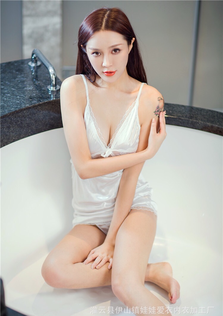 ชุดนอนเซ็กซี่ ชุดนอน สายเดี่ยว ซาติน สีขาว แต่งลูกไม้ซีทรู ช่วงใต้อก แบบชุดเรียบๆแต่แต่งลูกไม้เก๋ๆ +G-string