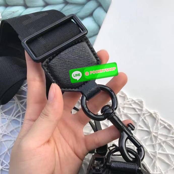 March Jacop Snapshot MJ Cross Body Bag กระเป๋าสะพายข้าง วัสดุหนัง Saffiano ด้านหน้าประดับด้วยโลโก้ J อันเป็นสัญลักษณ์ของแบรนด์ อะไหล่ทองหรูหรา มาพร้อมสายสะพายโลโก้แบบปรับได้ แบ่งเป็น2ช่องซิป ใบนี้คือเรียบหรูแต่ดูดีมาก ไม่ควรพลาดเลยค่า