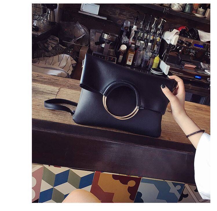 กระเป๋าสะพายข้างสีน้ำตาล กระเป๋าคลัชมือ แต่งห่วงทอง สวย แนว เท่ห์ๆคะ+กระเป๋าเล็ก ไซส์ลูก ด้านใน 2ชิ้น สุดคุ้ม สวยเก๋ มากคะ Size:ยาว29xสูง32xหนา4cm