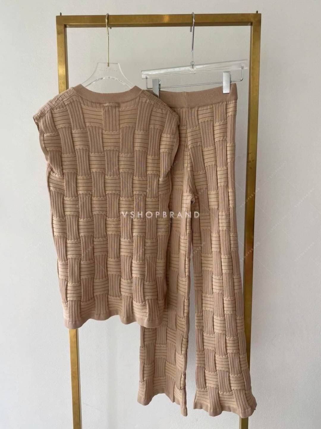 Set เสื้อแขนกุดผ้าไหมพรมถักลาย bot.ttega เข้าเซทกับกางเกงยาวทรงเข้ารูปขาบาน ช่วงเอวสม็อค รุ่นนี้ผ้านุ่มใส่สบายแนะนำเลยค่ะ