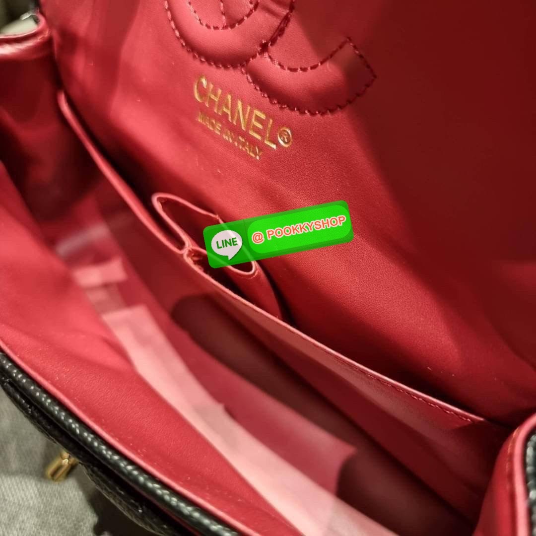 RESTOCK!! HOT ITEM!! Chanel premium for gift กระเป๋าสะพายหนังสังเคราะห์ลายคาร์เวีย อะไหล่พร้อมโซ่สะพายสีทอง ตัดกับกระเป๋าได้อย่างลงตัวและโดดเด่น เปิด-ปิดกระเป๋าด้วยตัวบิดล็อค ภายในกระเป๋ามีฝาปิดอีก 1 ชั้น บุหนังสีแดงโลโก้เด่น คม ชัด!! มีช่องโล่งกว้างจุของ