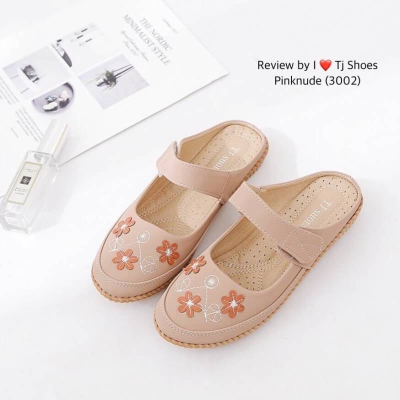 ว๊ายยยตายแล้ววว เกร๋แรงอะไรเบอนรี้ พร้อมส่ง รองเท้าสุขภาพ ที่เห็นแล้ว Love เลย หนังนิ้มนิ่ม ด้านหน้าประดับอะไหล่น่ารักๆ ใส่ได้เรื่อยๆ ใส่ง่ายถอดง่าย ใส่นิ่มเดินสบาย พื้นยางอย่างดี ทรงสวย ดีงามฝุดๆ รุ่นแนะนำ ห้ามพลาดน๊า ช้าหมดอดเกร๋น่ะคร๊ะ สั่งด่วนๆเลยคร๊ะ