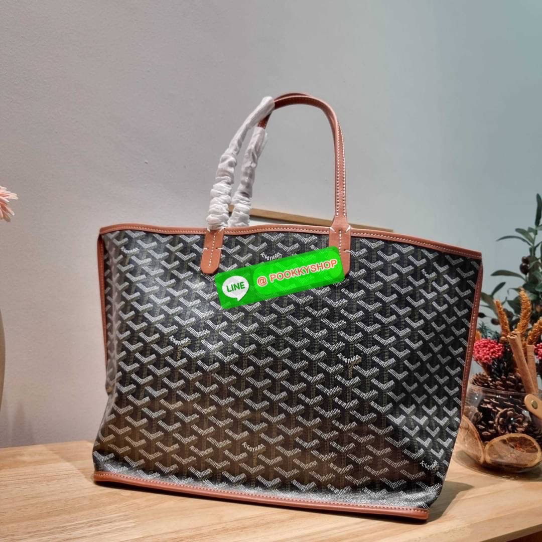 GOYARD ANJOU REVERSIBLE TOTE 🔆 Details ฮอตไอเท็ม กับกระเป๋าสะพายทรงโท้ท ใบใหญ่จุใจ!! มาครบสีขายดี เลิศทุกสี รูปทรงคลาสสิค ดีไซน์เป็นเอกลักษณ์ ใช้งานได้หลากหลาย สามารถกลับด้านใช้ได้แบบไม่มีเบื่อ พิมพ์ลายสวยคม ภายในโล่งกว้างมาก มาพร้อมหูคล้องไหล่ในต