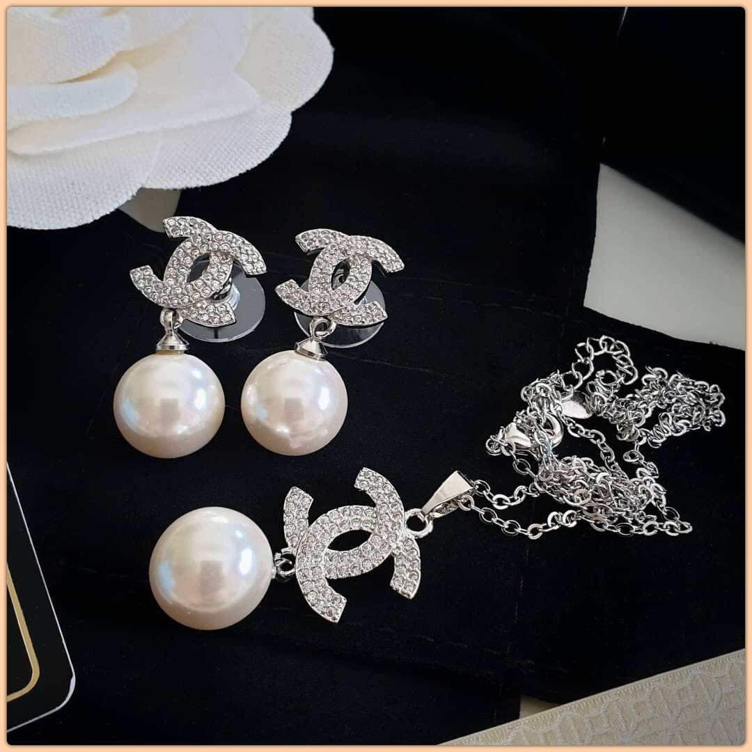 New Arrival !!! Chanel Necklace & Earring สร้อยคอและต่างหูชาแนล งานเพชร CZ แท้ฝังละเอียด รับรองงานสวยมากกกกก ดูหรู ดูผู้ดีสุดๆ งานดี คุณภาพดีมากๆมากๆคะรับประกันความพอใจเลยค่ะ ตัวเรือนสีเงินเงา ไฮโซมากค่ะ คอนเฟิม !!!!! งานชุบ 18KGP ไม่ลอกไม่ดำ Made in Kore