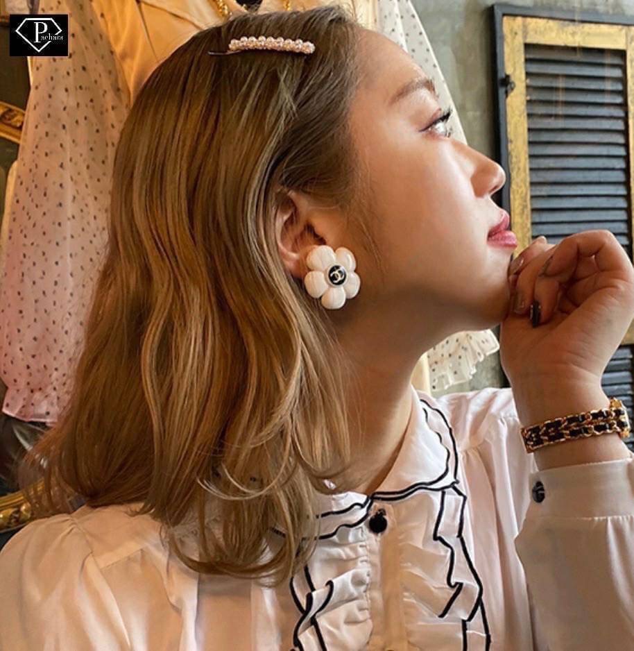 ต่างหูดอกไม้คามีเลีย งานแบรนด์ Chanel ต่างหูลวดลายคลาสิคฮิตตลอดกาล ดีไซน์สวยเก๋น่ารักแต่งทรงแป้นเจาะลวดลายดอกคามิเลียติดหูกลีบโค้งสีขาวเกสรลงสีดำติดโลโก้ทองตรงกลาง แสตมป์หลังครบ เทียบแท้ 1:1 ได้ลุคคุณหนู น่ารัก แต่ยังคงความหรูหรา ตัวเรือนสีทอง งานสวยเลอค่