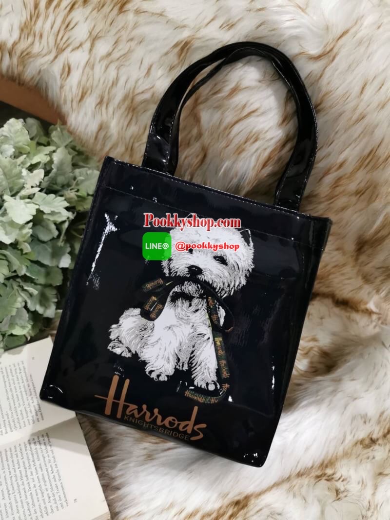 ลายนี้เข้าแล้วนะคะ! พร้อมส่งไอเท็มยอดนิยม! Harrods London Top-handle Shopping Bag กระเป๋า Shopping แบรนด์ดังจากอังกฤษรุ่นยอดนิยมวัสดุ PVC+Polyester 100% ของแท้เนื้อหนาอยู่ทรงกันน้ำ ขนาดกำลังดี น้ำหนักเบา เปิดปิดด้วยซิปสะดวกใช้หัวซิปปั้มโลโก้แบรนด์อะไหล่เง
