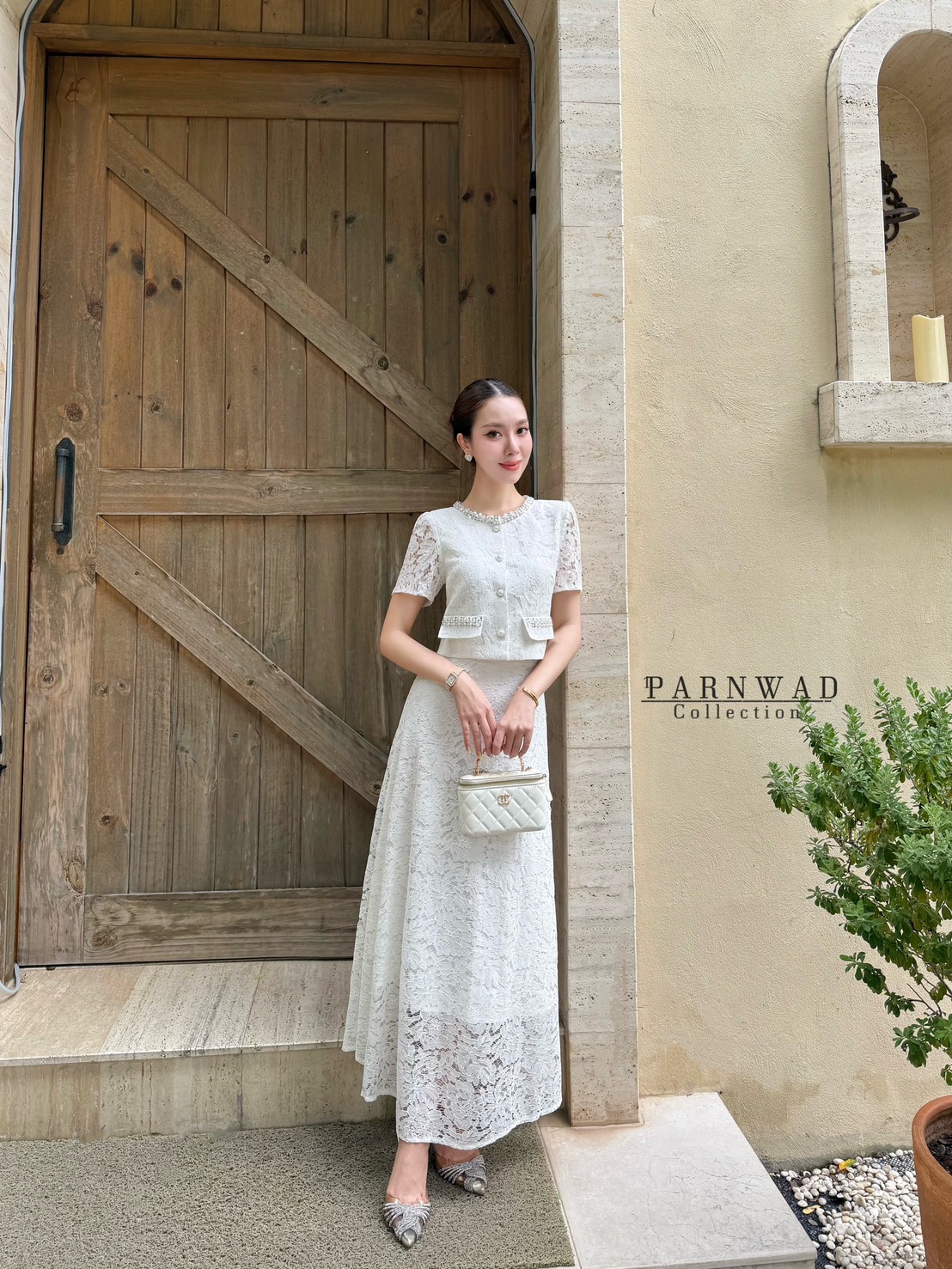 ชุดเซทแฟชั่น Set เสื้อลูกไม้เนื้อนิ่มกระดุมหน้าแต่งเลื่อมสีเงินที่คอและกระเป๋า มาพร้อมกับกระโปรงลูกไม้เอวสูง