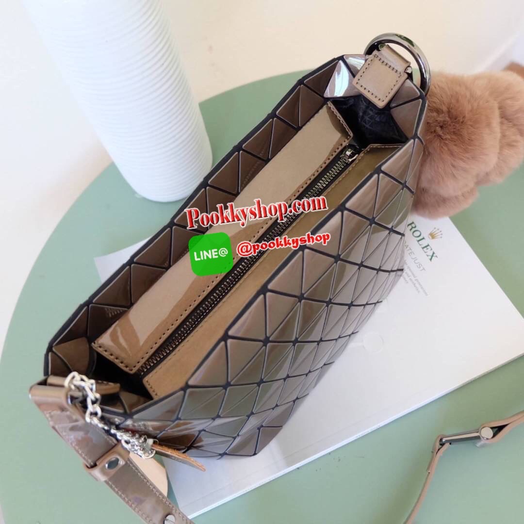 ใหม่ล่าสุด กระเป๋า จากแบรนด์ David Jones กระเป๋าถือ/สะพายข้างดีไซน์เกร๋มาก สีสวยหรูมาก ขนาดกำลังดีเลย น้ำหนักเบามากคะ ภายในมีช่องเก็บของจุกจิกได้ พิเศษ !! แถมน้องกระต่ายขนฟู เข้าset กับกระเป๋าเลยค่า น่ารักมากๆ มีถุงผ้าแบรนด์ให้คะ ใบจริงสวยมากคะ ดีต่อใจ มี