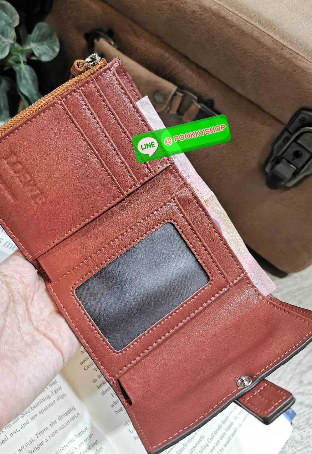 ✴️Don't Miss!✴️NEW! LOEWE SHORT WALLET VIP GIFT WITH PURCHASE กระเป๋าพรีเมี่ยมกิ๊ฟ Limited จาก LOEWE DUTYFREE COUNTER วัสดุหนังแท้เทคเจอร์สวยอยู่ทรงปั้มโลโก้แบรนด์ด้านหน้าเปิดปิดด้วยกระดุม ภายในมีทั้งช่องใส่รูป ช่องใส่ธนบัตร ใส่แบงก์พัน