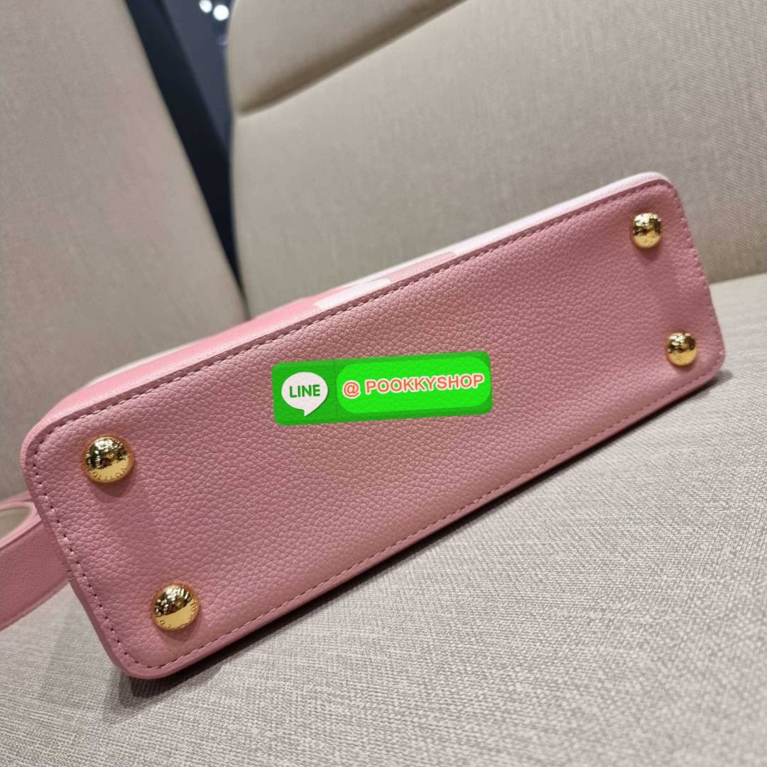 NEW IN!! LV capucines top handle วีไอพีพรีเมี่ยมกิ๊ฟจากเคาน์เตอร์ ที่สุดของความสวยในราคาเบาๆ กระเป๋าถือสุดหรู ดีไซน์ทรงคลาสสิค พร้อมลวดลายหรูหรา มาพร้อมหูจับในตัว ด้วยรูปทรงวินเทจและวัสดุหนังลูกวัว สัมผัสดี ขับผิว ทำให้ไอเท็มนี้สะกดทุกสายตาจริงๆ และยังมีล