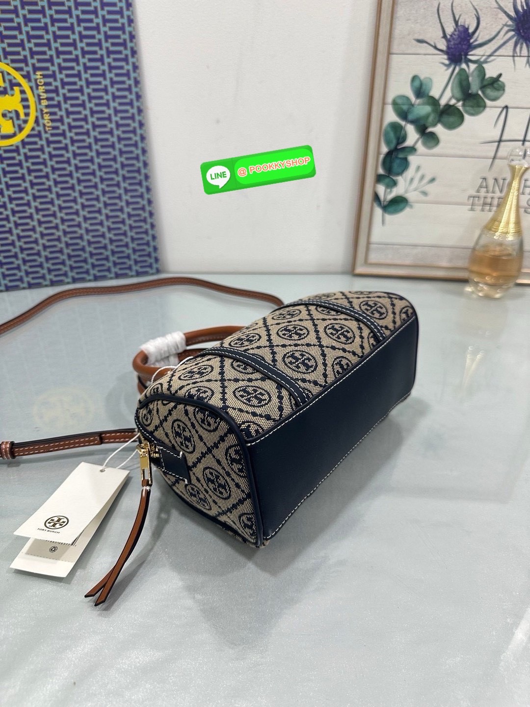 💙ToryBurchMiniBostonBag 🖤💫 • รุ่น: Mini Boston Bag จากแบรนด์ Tory Burch — ลักษณะทรง Boston น้ำหนักเบา มีหูจับด้านบน + สายสะพายแบบปรับได้ในบางรุ่น ใช้หนังหรือผสมวัสดุต่างๆ ตามรุ่นย่อย.