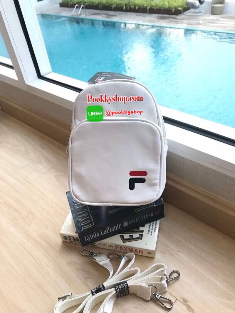 FILA 2WAY MINI BACKPACK กระเป๋าเป้หรือสะพายข้างสไตล์ Sport รุ่น Limited Edition ขนาดมินิ กำลังดี หนังนิ่มตั้งอยู่ทรง กันน้ำและน้ำหนักเบา ด้านหน้าสกรีนโลโก้แบรนด์ ด้านหน้าช่องซิปใส่ของจุกจิก ช่องหลักเปิดปิดด้วยซิปสะดวกใช้ หัวซิปแบรนด์ ภายในมีช่องใส่ของ หูจ