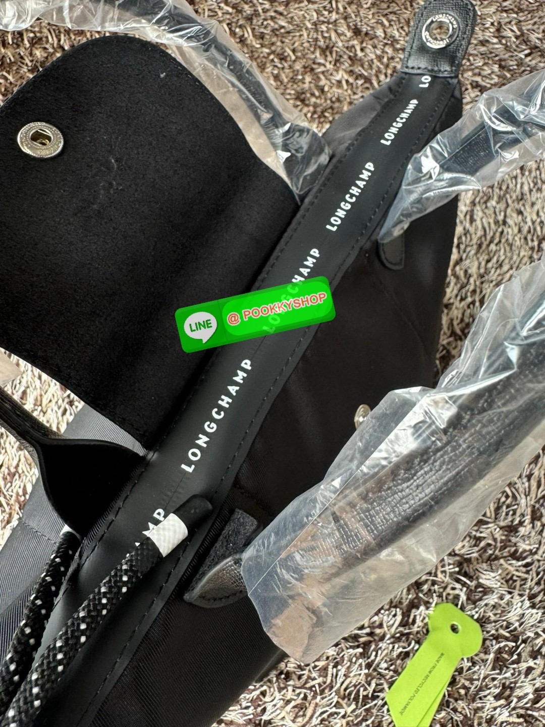 Longchamp LE PLIAGE ENERGY S HANDBAG LE PLIAGE รีไซเคิล ECONYLสไตล์สปอร์ต ทันสมัย และใช้งานได้จริง น้ําหนักเบา กระเป๋าใบนี้เป็นเครื่องประดับที่มีเสน่ห์ในอุดมคติที่จะติดตามคุณในทุกกิจกรรมยามเย็นของคุณ มาพร้อมกับสายสะพายไหล่ปรับได้ สามารถพกพาได้ ทั้งแบบถือแ