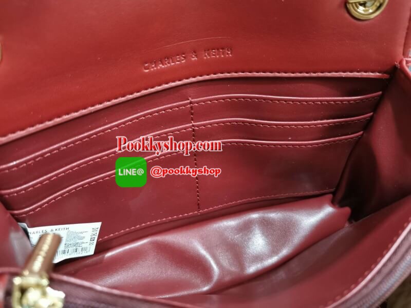 พร้อมส่ง! BEST SELLER! CHARLES & KIETH MINI CLUTCH BAG กระเป๋าสะพายทรงคลัชรุ่นยอดนิยมดีไซน์คลาสสิควัสดุหนังนิ่มลายตารางสวยอยู่ทรงขนาดมินิสไตล์ Chanel เปิดปิดด้วยตัวล๊อคแบบบิดอะไหล่ทอง ด้านหลังประดับโลโก้แบรนด์สวยดูดี มาพร้อมสายสะพายโซ่ร้อยหนัง Crossbody ไ