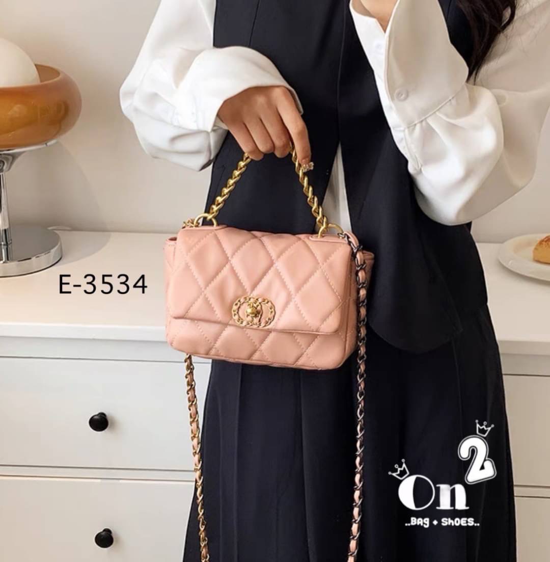 กระเป๋าสะพายไหล่ทรงชาแนล หนังpu งานนิ่ม ทรงสวย สะพายไหล่ หรือสะพายข้างก็เก๋ อะไหล่สีทอง สายโซ่ร้อยหนัง มีหนังรองบ่า สะพายแล้วไม่เจ็บบ่าจ้า