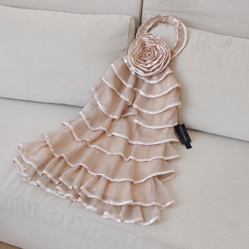 เดรสแฟชั่น ชุดเดรสเนื้อผ้าชีฟองเนื้อนุ่มไหลเบา ดีไซน์โค้งรับสรีระ พร้อมแต่งระบายหลายชั้นอย่างลงตัว