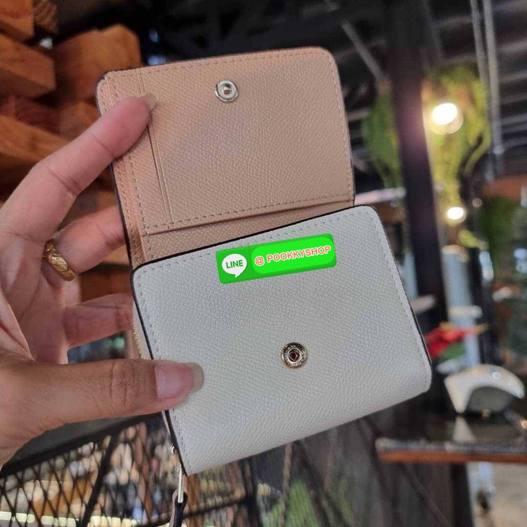 COACH 7331 SMALL TRIFOLD WALLET IN SIGNATURE CANVAS สวยคลาสสิค พกพาง่าย ใบเล็กน่ารักน่าใช้ ต้องยกให้ใบนี้จ้า ตอบโจทย์คนชอบพกน้อยที่สุด!! กระเป๋าสตางค์ใบสั้นหนังแคนวาสเคลือบคุณภาพดี ภายในเป็นหนังแท้ ใส่บัตร ใส่ธนบัตรได้ทุกชนิด มีช่องซิปแยก ใบเดียวใบนี้คือเ