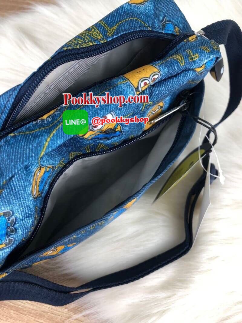 New!! LESPORTSAC x MINIONS กระเป๋าน้ำหนักเบาน่ารักจาก LESPORTSAC รุ่นครอสบอดี้ขนาดน่ารักกำลังดี!! วัสดุโพลีเอสเทอร์ กันละอองน้ำได้ระดับหนึ่ง มีสายสะพายสามารถปรับระดับได้ตามต้องการ ลวดลายน่ารัก หัวซิปช่องใหญ่เป็นรูปมินเนี่ยน มีช่องด้านหน้า-หลัง และช่องซิปใ