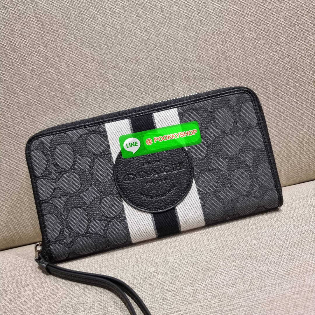 COACH C9073 DEMPSEY LARGE PHONE WALLET IN SIGNATURE JACQUARD WITH STRIPE AND COACH PATCH พร้อมเสิร์ฟความเลิศหรู กับคอลใหม่ล่าสุด กระเป๋าสตางค์ใบยาวกึ่งคล้องมือ สีสุดละมุน ถือใช้คือขับผิวสุด!! วัสดุผ้า jacquard สลับหนัง pepble มาพร้อมสายคล้องมือในตัว กันหล